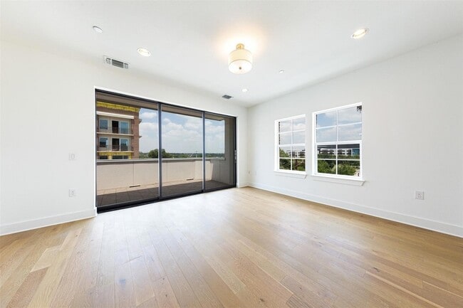 Building Photo - 1201 Shore District Dr