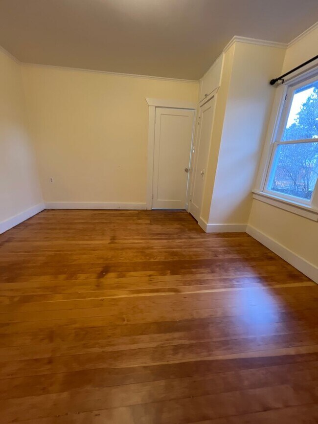 Building Photo - Remodeled DOWNTOWN Bend House, Newer Flooring/Paint/Appliances, Gas heat, Small Garage, Fenced Yard