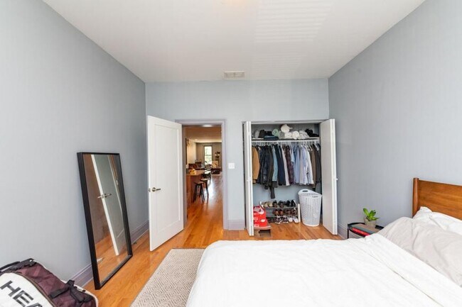 Building Photo - 3 bedroom in Chicago IL 60622