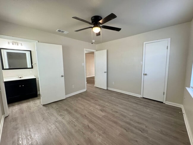 Building Photo - 1001 Ronstan Dr
