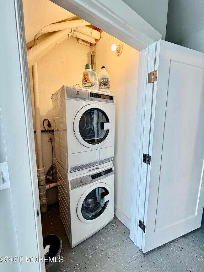 Building Photo - 909 Asbury Ave