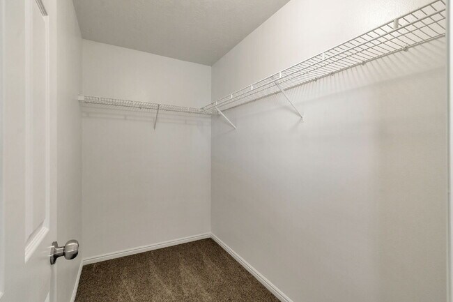 Building Photo - REFRESHED 5-Bedroom Home in Desirable Draper - Pet Friendly - NEW CARPET UPSTAIRS | Refreshed kit...