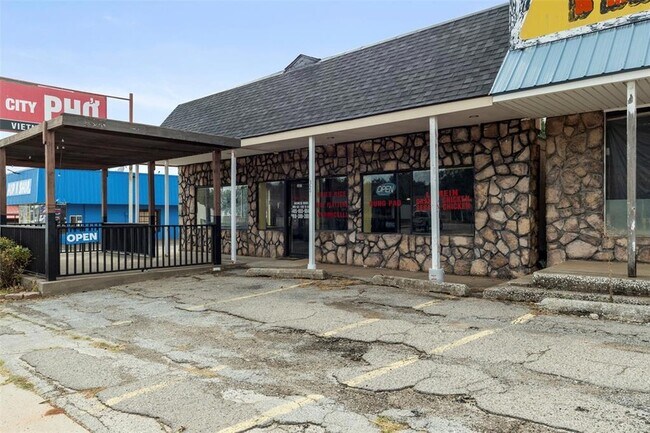 Building Photo - 327 S Green Ave