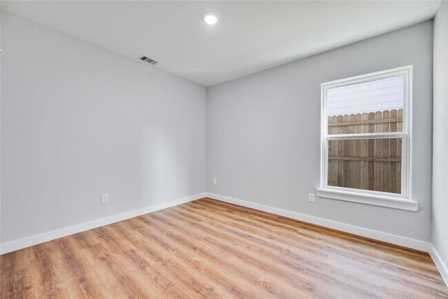 Building Photo - 6004 Wedgefield St