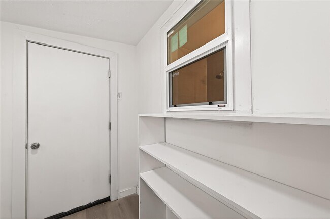 Building Photo - 815 Brooks Ave