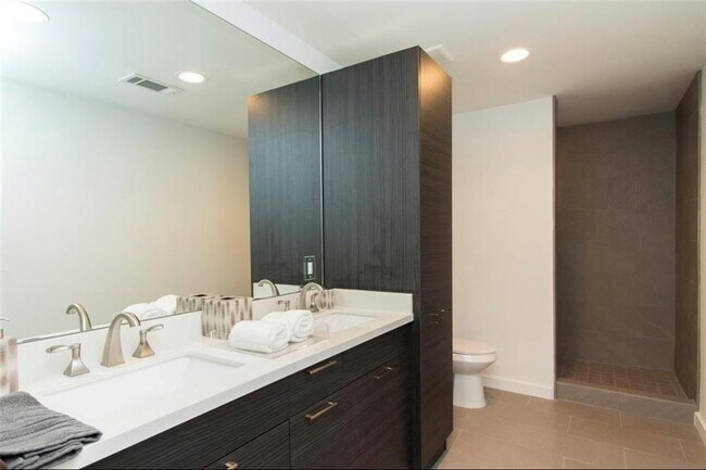 Building Photo - 1410 Hyde Park Blvd