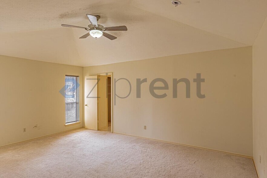 Building Photo - Unit