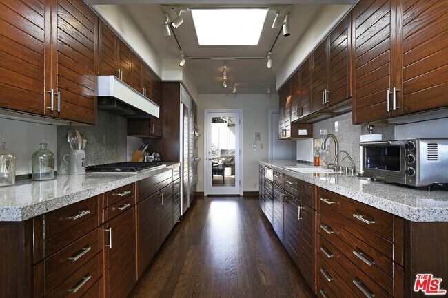 Building Photo - 27036 Malibu Cove Colony Dr
