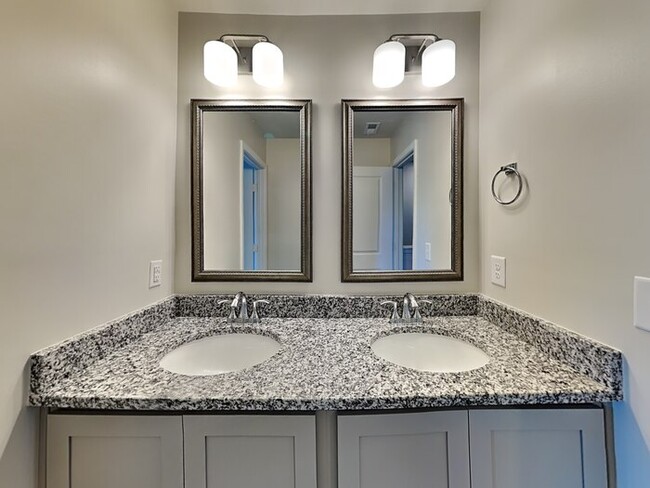 Building Photo - Located in desirable Ashton Lakes neigComi...