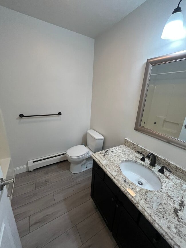 Building Photo - 2BD/1BA Second Floor Unit