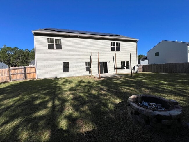 Building Photo - 5 bedroom 3 1/2 bathroom home