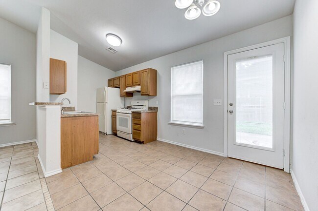 Building Photo - Cute 3BD/2BTH Duplex in Central East Norman!