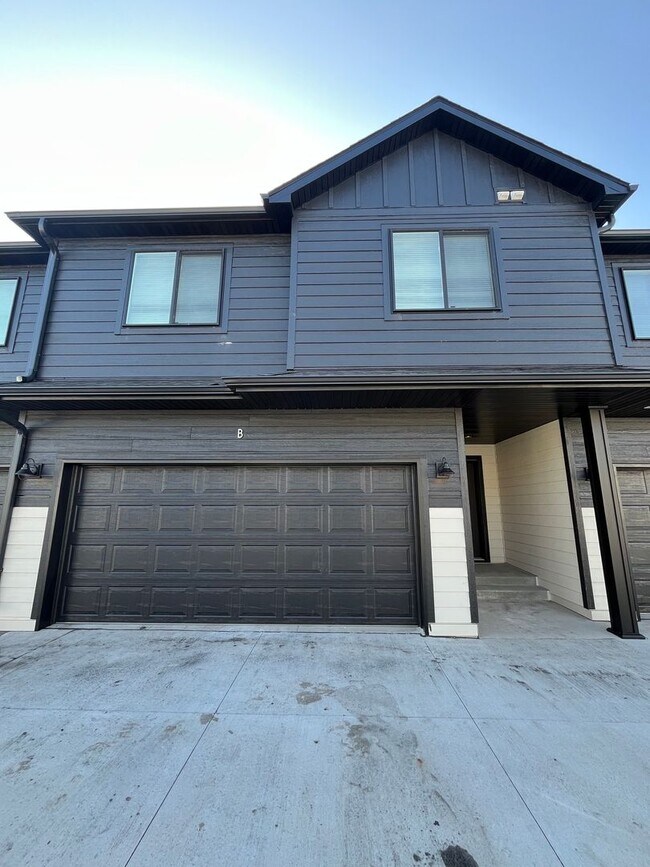 Building Photo - 3 Bed 3 Bath TownHome