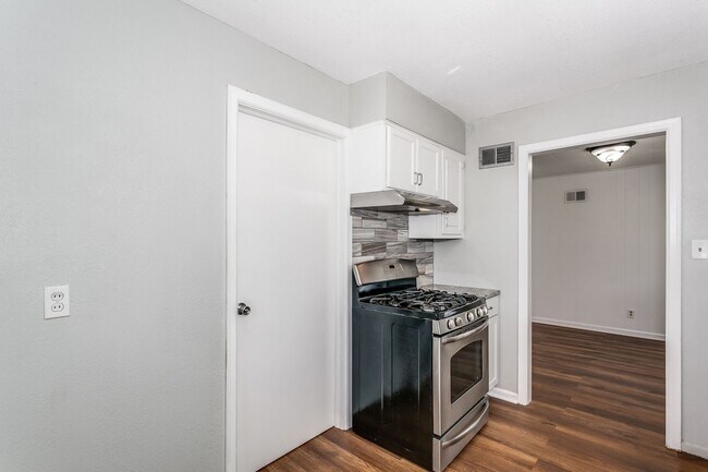 Building Photo - Newly Remodeled 2 Bedroom Home