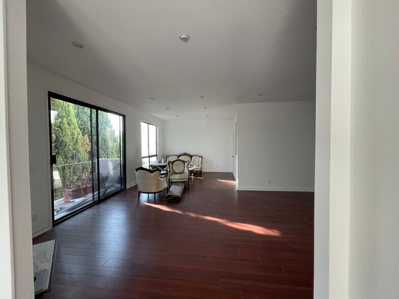 Building Photo - 2175 S Beverly Glen Blvd
