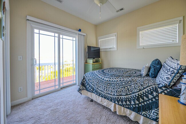 Building Photo - 3279 Island Dr