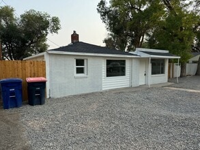 Building Photo - Cozy Remodeled 2 Bedroom, 1 Bathroom Home