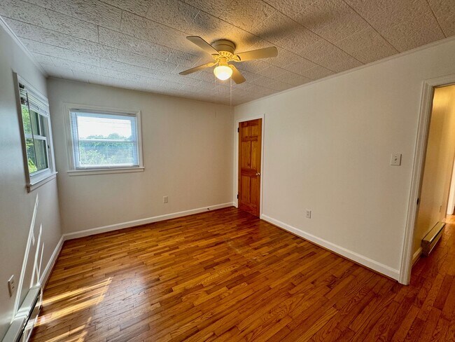 Building Photo - West AVL  - Mountain Views, Garden Space, Beautiful Yard!