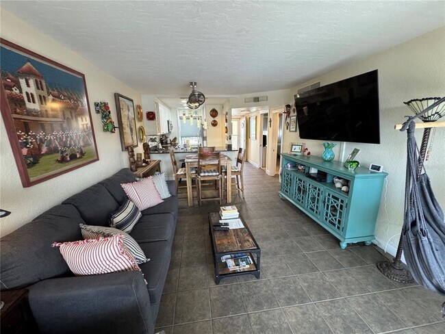 Building Photo - 1400 Tarpon Center Dr