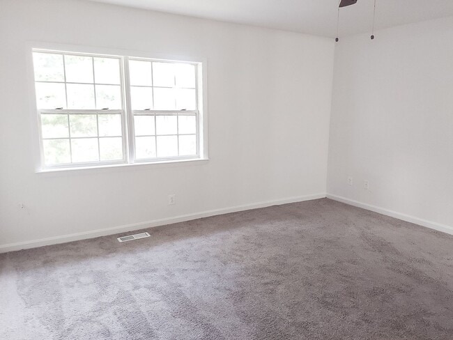 Building Photo - Spacious And Renovated 3 Bed 2 Bath Interi...