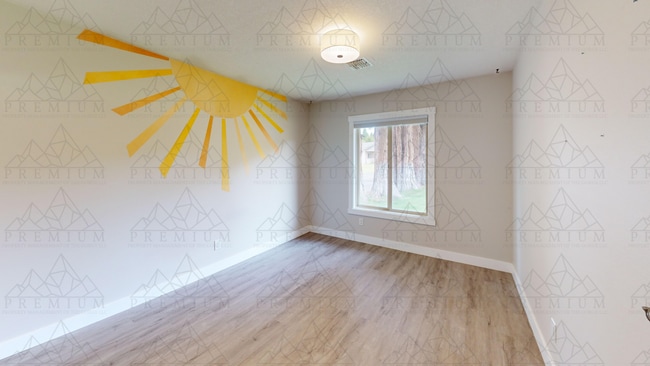 Building Photo - Renovated 3 bed 2 bath!