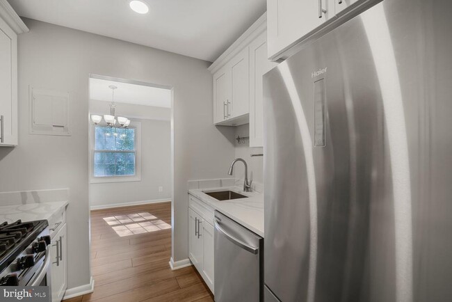 Building Photo - 3860 Lyndhurst Dr