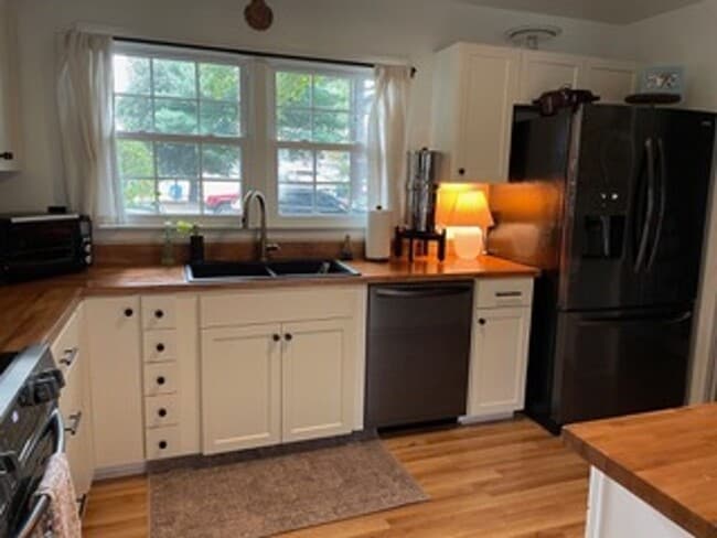 Building Photo - 3BD/2.5BA End Unit Townhouse in Hilltop Area!!