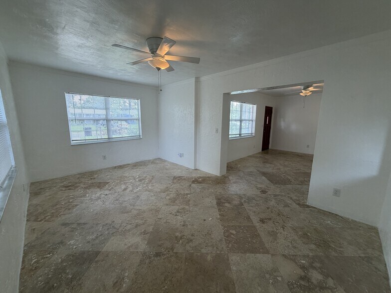 Building Photo - 3 Bed/3 Bath