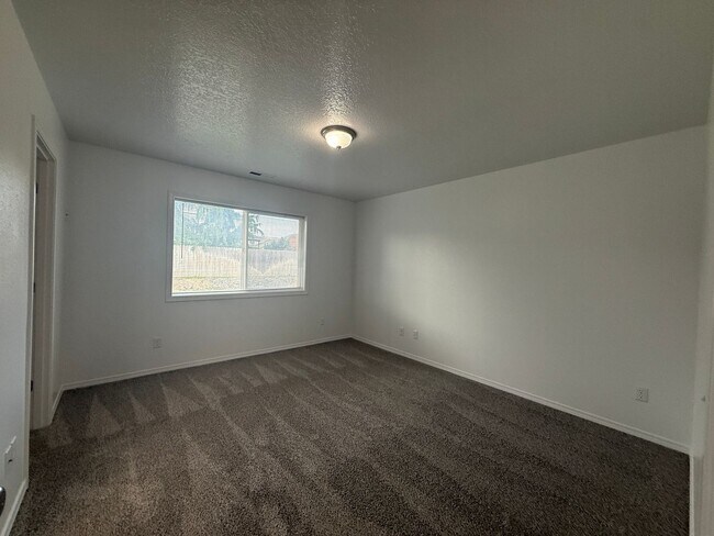 Building Photo - 3 bed, 2 bath- Kennewick Location!