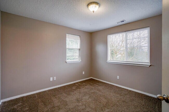 Building Photo - THREE BEDROOM TOWNHOME IN HAZEL DELL