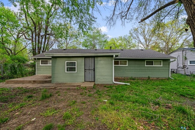 Building Photo - COMING SOON! 5 Bedrooms, 2 Bathrooms in Ka...