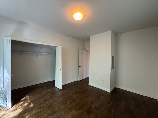 Building Photo - Modern 2 bed 2 bath townhome in Eastlake with panoramic view of Lake Union