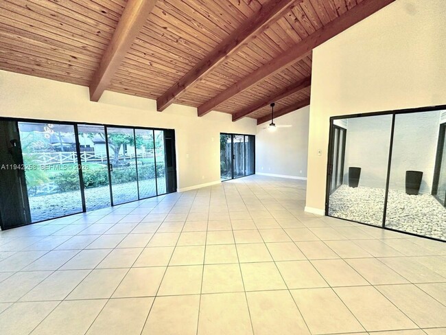 Building Photo - 2753 Parkview Dr S