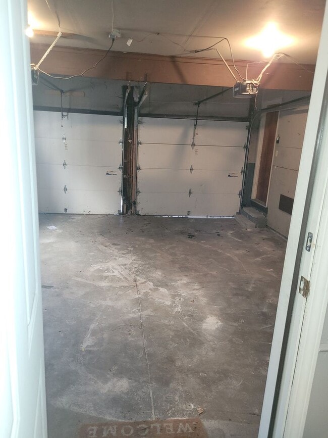 Building Photo - Beautiful 3 Bedroom Duplex