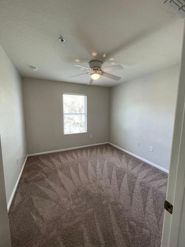 Building Photo - Spacious 3 bedroom, 2.5 bath townhouse in ...