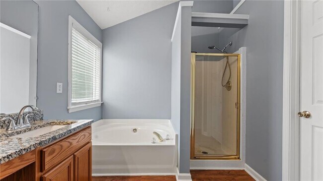 Building Photo - 450 Manor Glen Dr