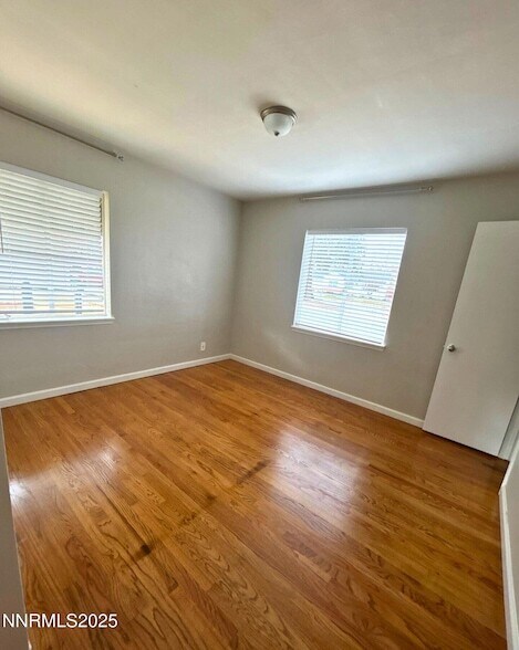 Building Photo - 320 W Plumb Ln