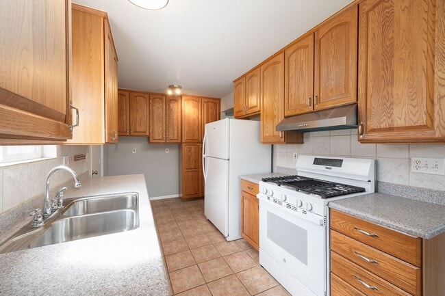 Building Photo - Quaint and Quiet 2-Bedroom 55+ Home with G...