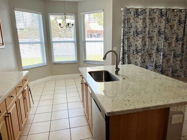 Building Photo - 4926 Ave