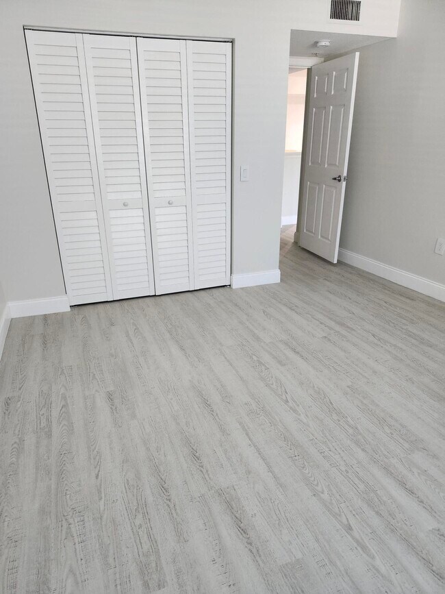 Building Photo - 505 Villa Cir