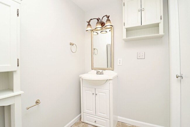 Building Photo - Move-in Ready End-Unit Stonehenge Townhome