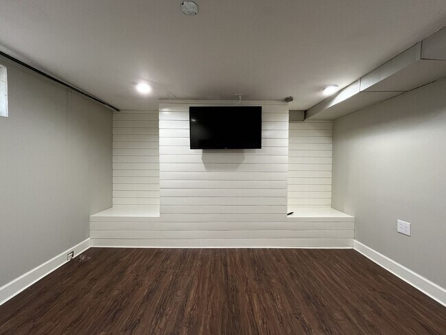Building Photo - Stunning Rose City Park 5BD 2BA Home with Gas Fireplace Updated Finishes, Air Conditioning & Laun...