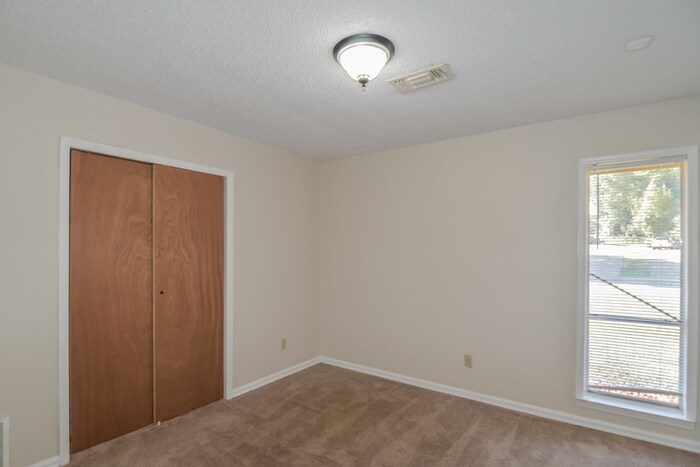 Building Photo - 463 Larkwood Dr