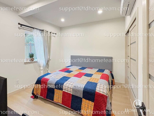 Building Photo - "Charming 864 Sq Ft 1-Bed Oasis in University Place – Perfect for Cozy Living!"