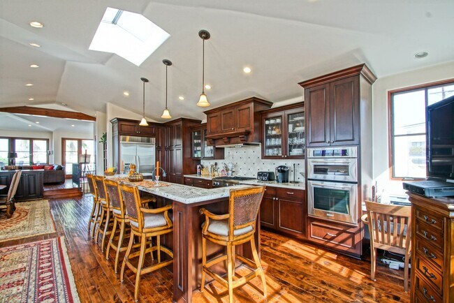 Building Photo - LUXURIOUS & FULLY FURNISHED, 2800 SQ FT WALKSTREET HOME W/ GREAT OCEAN VIEWS, LARGE DECK, 3 BALCO...