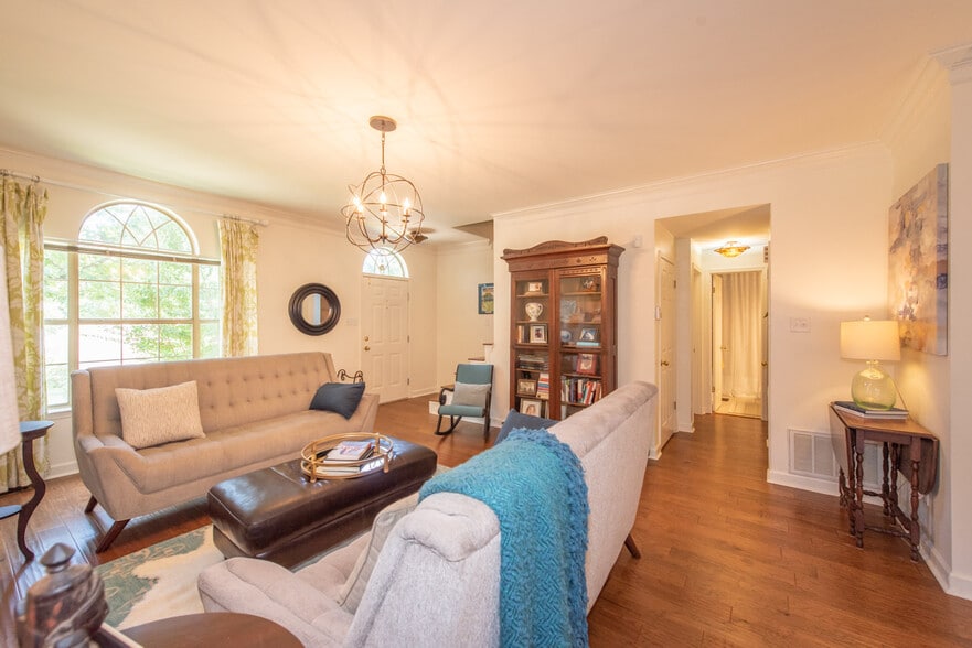 Building Photo - 15 Lorian Dr