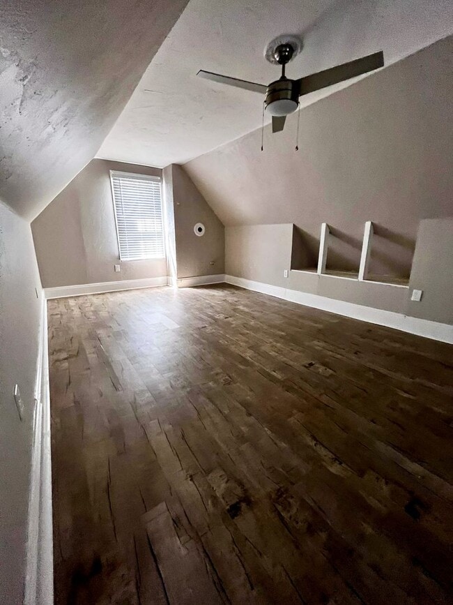 Building Photo - *** Huge 5 Bedroom House *Pet Friendly * Newly Renovated * Large Fenced in Yard * Luxurious Updat...