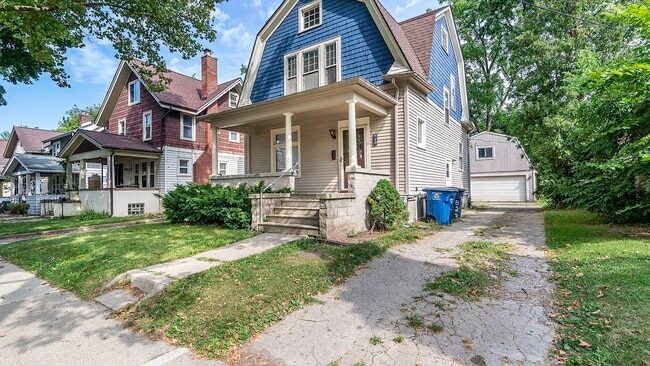 Building Photo - 823 Dewey Ave