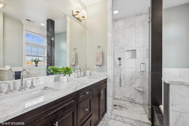 Building Photo - 927 W Agatite Ave