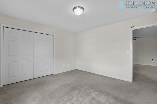 Building Photo - Freshly Remodeled 5 Bedroom with Primary B...